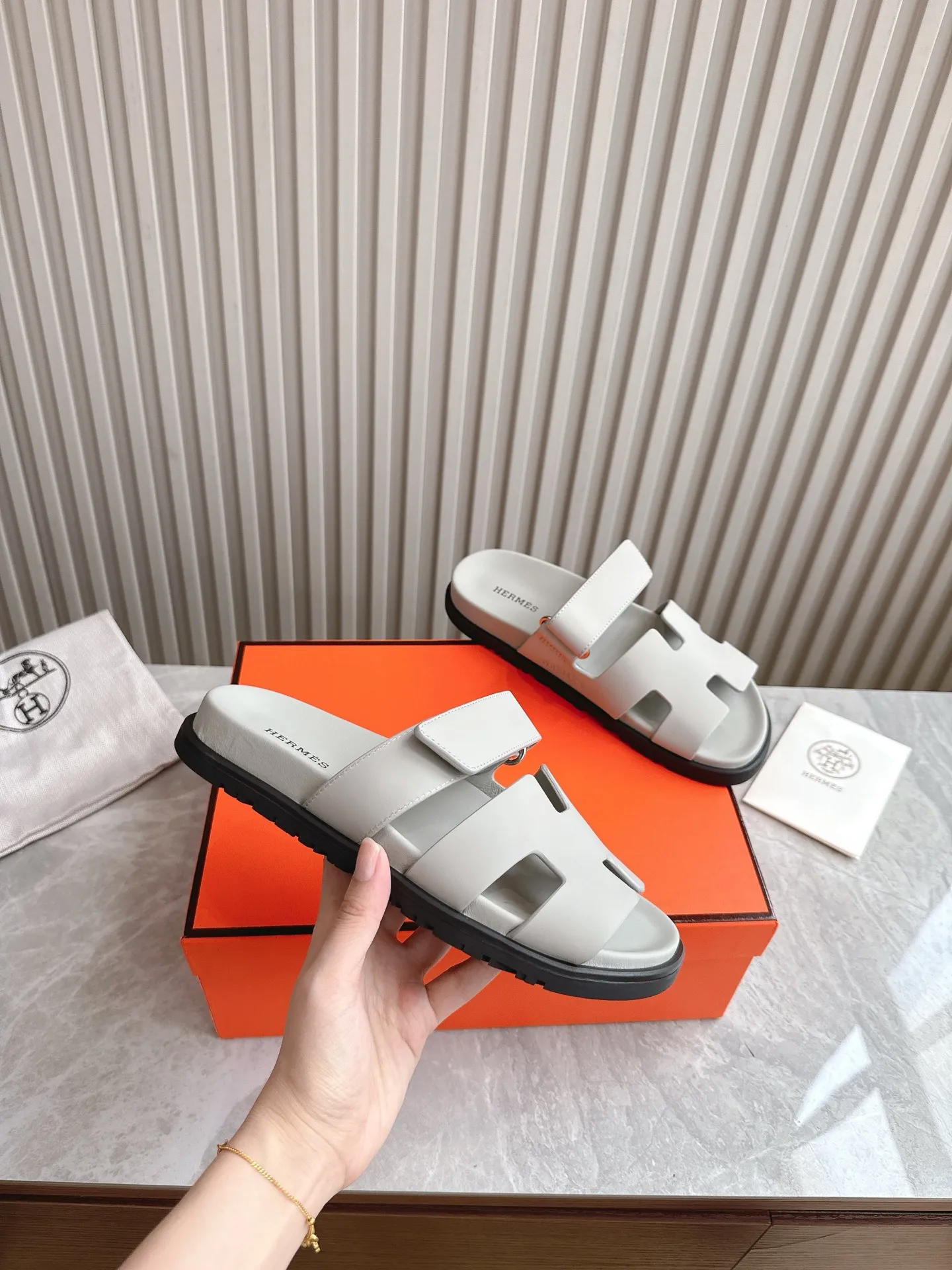 p480🐮🐮Couple model (top version) H family 2024 spring and summer new style HERMES Hermes' recently popular couple model pig nose angle sandals and slippers, paired with various colorful socks, popular. Upper: imported original deerskin (the genuine leather edging is not ordinary super migration). Lining: imported genuine leather. Outsole: Tpu non-slip and wear-resistant outsole. Size: Female 35-42 (40/42 non-returnable and non-exchangeable) Male size: 39-45 (45 non-refundable and non-exchangeable)